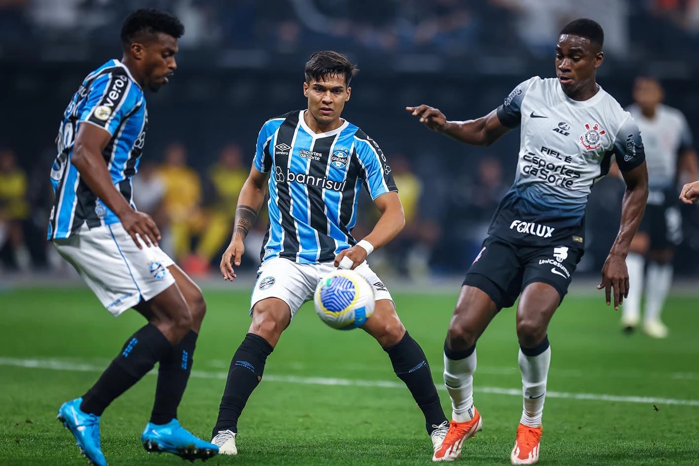 São Paulo ganha do Grêmio e se mantém na tabela do Brasileirão Série A